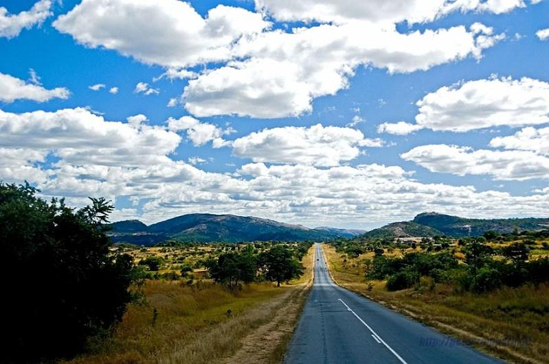 Zimbabwe travel (10).JPG - Long straight roads and little traffic.